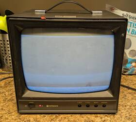 Hitachi Vm-1220u Vintage Monitor Model Turns On - Missing Knobs