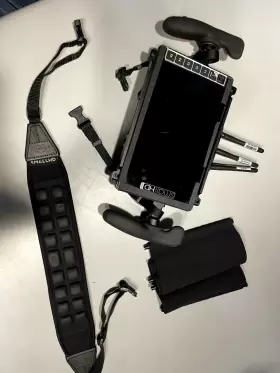 Mon-703u-gm-dk Smallhd 703 Bolt Wireless - Led Monitor Bundle With Gold Mount Bracket