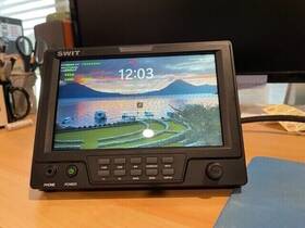 Swit 1071-c Dslr Video Monitor With Batteries And Charger